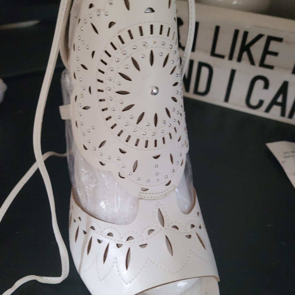 NWT White JustFab sandals size 9